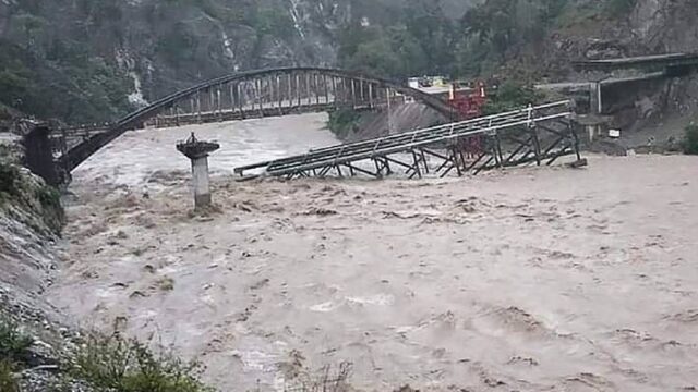 Νεκροί από πλημμύρες σε Νεπάλ και Ινδία (video)