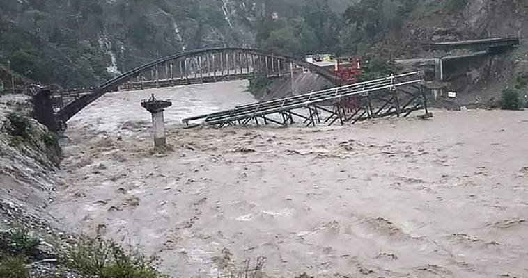 Νεκροί από πλημμύρες σε Νεπάλ και Ινδία (video)
