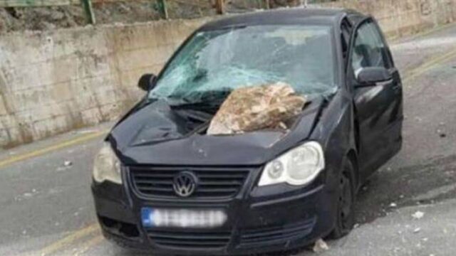 Βράχος έπεσε σε όχημα ενώ αυτό ήταν εν κινήσει (video)