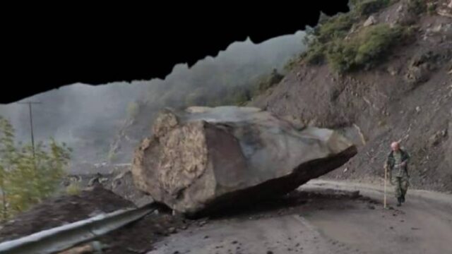 Σοκ προκάλεσε τεράστιος βράχος που έπεσε σε δρόμο