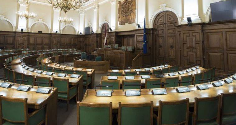 Πως συνετίζει το Κοινοβούλιο τους ανεμβολίαστους Λετονούς βουλευτές