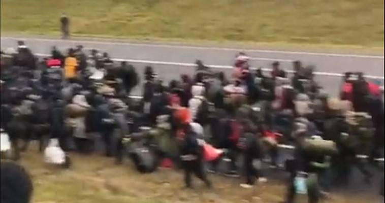 Συρρέουν μετανάστες στα σύνορα Πολωνίας-Λευκορωσίας (video)