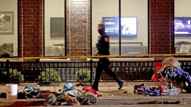 Ουισκόνσιν: Όχημα πέφτει πάνω σε πλήθος κόσμου (video)