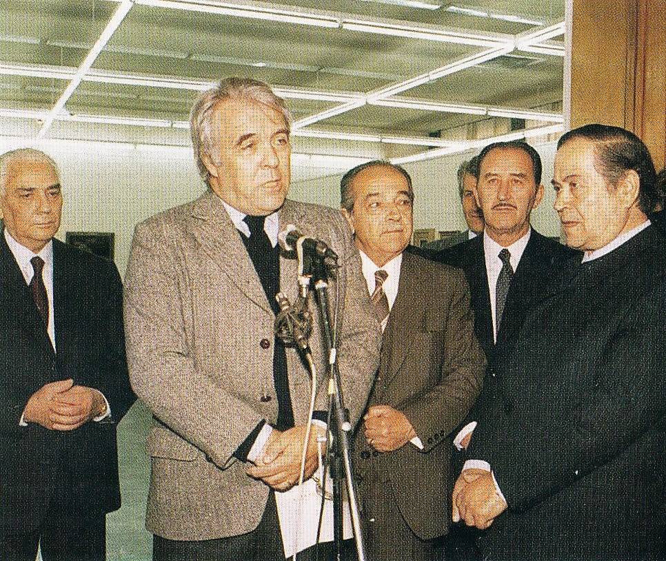 Ο διευθυντής της Εθνικής Πινακοθήκης – Μουσείου Αλεξάνδρου Σούτζου Δημήτρης Παπαστάμος (1923-2008) μιλάει στα εγκαίνια της πρώτης έκθεσης της Συλλογής Γ. Ι. Κατσίγρα στο Δημαρχείο Λάρισας το 1982. Πίσω του από αριστερά ο Γεώργιος Ι. Κατσίγρας, ο τότε δήμαρχος Λαρισαίων Αριστείδης Λαμπρούλης και στην άκρη δεξιά ο Α. Τάσσος. 