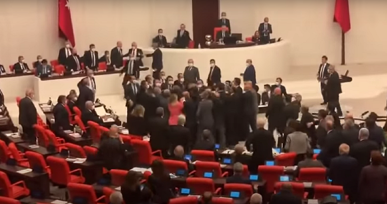 Πιάστηκαν στα χέρια Τούρκοι βουλευτές για τους "φίλους" του Σοϊλού! (video)