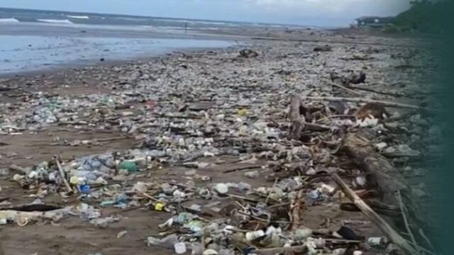 Σκουπίδια σκέπασαν τις παραλίες του Μπαλί (video)