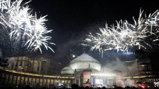 Ο δήμαρχος απαγόρευσε τα πυροτεχνήματα, αλλά οι Ναπολιτάνοι... (video)