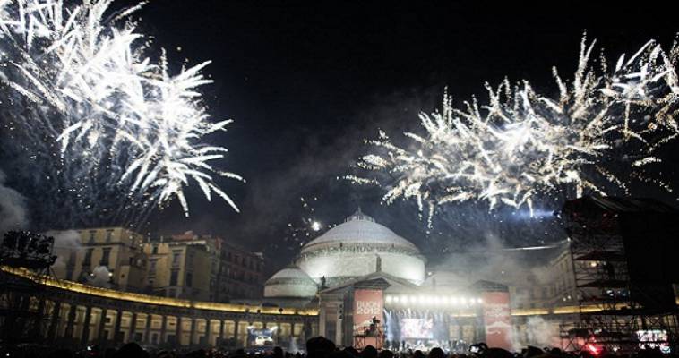 Ο δήμαρχος απαγόρευσε τα πυροτεχνήματα, αλλά οι Ναπολιτάνοι... (video)