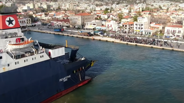 Χίος: Μπλόκο στο πλοίο και στα μηχανήματα για την κλειστή δομή (video)