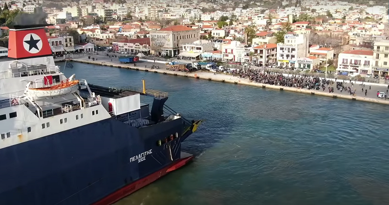 Χίος: Μπλόκο στο πλοίο και στα μηχανήματα για την κλειστή δομή (video)