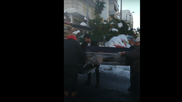 Ζωγράφου: Υπάλληλοι γραφείου τελετών σέρνουν φέρετρο στα χιόνια! (video)