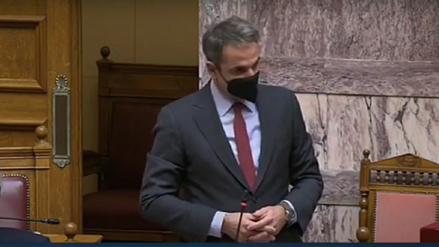 Εκτός προγράμματος σύγκρουση Τσίπρα-Μητσοτάκη στην Βουλή (video)