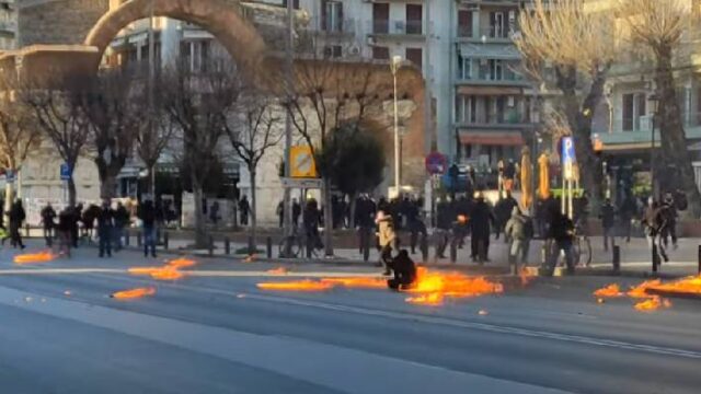 Επεισόδια στη Θεσσαλονίκη – Άνδρας έπιασε φωτιά (video)