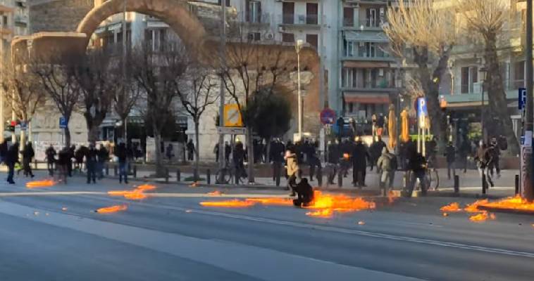 Επεισόδια στη Θεσσαλονίκη – Άνδρας έπιασε φωτιά (video)