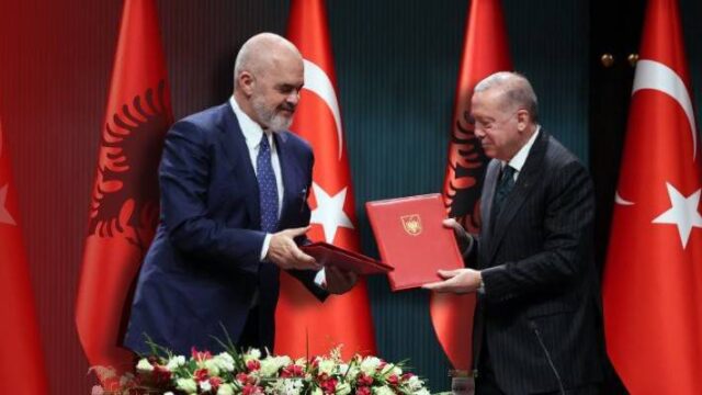 Δεν ενθουσιάστηκε από το δώρο του Ράμα ο Ερντογάν (video)