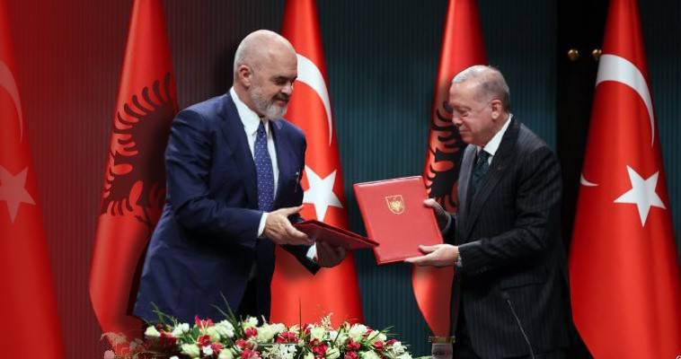 Δεν ενθουσιάστηκε από το δώρο του Ράμα ο Ερντογάν (video)