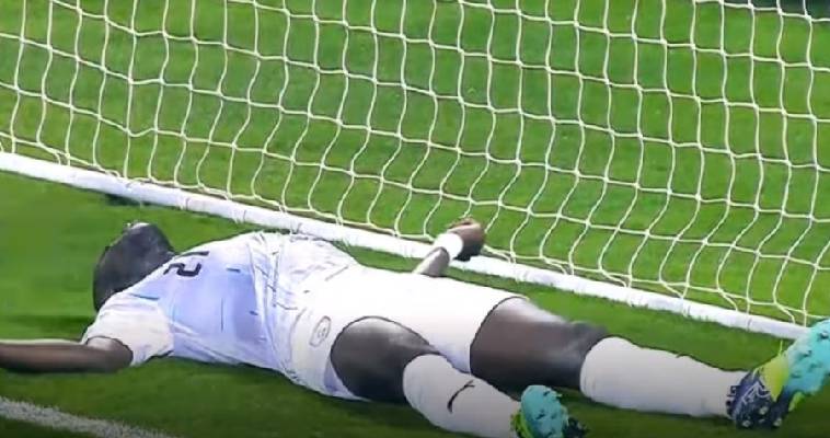 Ποδοσφαιριστής καταρρέει εν μέσω αγώνα! (video)