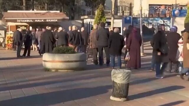 Η αντιπολίτευση σατιρίζει τον Ερντογάν για τις ουρές στους φούρνους (video)