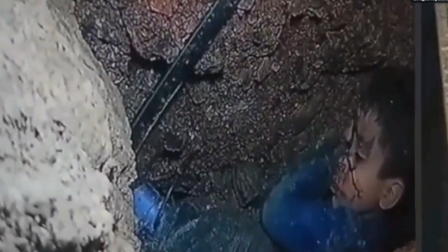 Νεκρός ανασύρθηκε ο μικρός Ράιαν από το πηγάδι στο Μαρόκο (video)