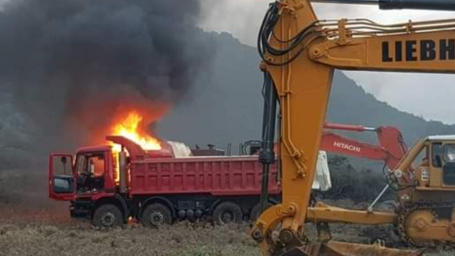 Πώς διαδηλωτές έκαψαν μηχανήματα για την κατασκευή υπερδομής στη Λέσβο
