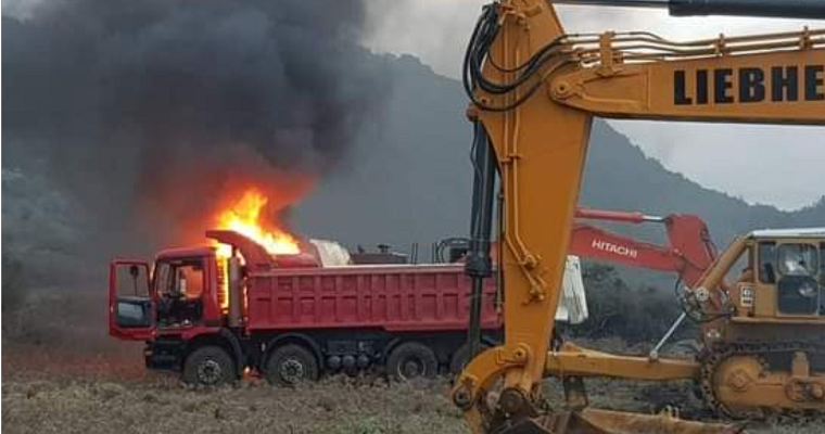 Πώς διαδηλωτές έκαψαν μηχανήματα για την κατασκευή υπερδομής στη Λέσβο