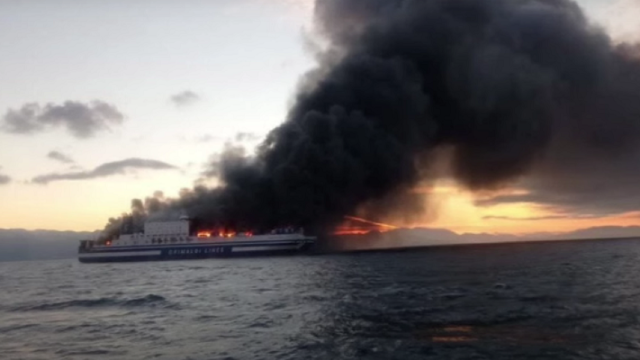 Τρεις Έλληνες μεταξύ των αγνοουμένων από το φλεγόμενο φέρι