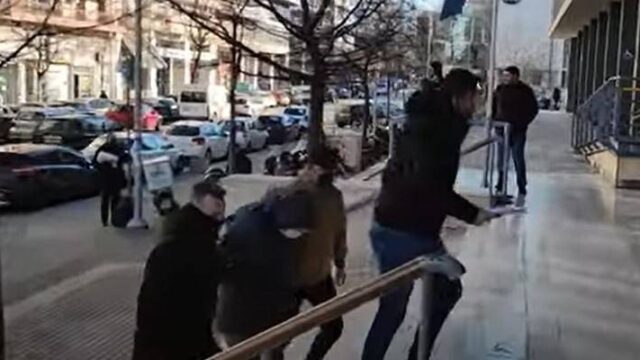 Στο Δικαστικό Μέγαρο ο 23χρονος δολοφόνος του Άλκη (video)