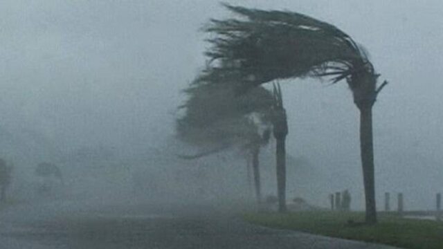 Μέχρι φορτηγά ανέτρεψε η ανεμοθύελλα στην Κρήτη