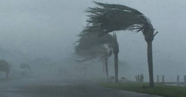 Μέχρι φορτηγά ανέτρεψε η ανεμοθύελλα στην Κρήτη