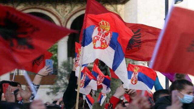 Ποια ανάγκη ρίχνει την Αλβανία στην αγκαλιά της Σερβίας