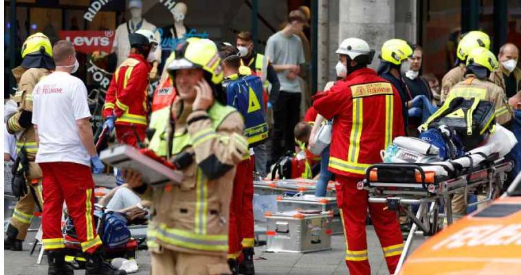 Αυτοκίνητο έπεσε σε καφετέρια στο Βερολίνο - Ένας νεκρός, οκτώ τραυματίες,
