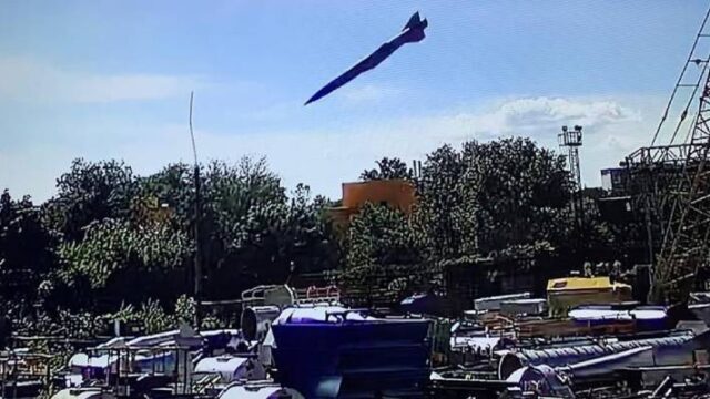 Νέες εικόνες από το χτύπημα πυραύλου στο Κρεμεντσούκ (video)