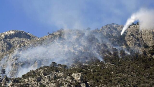 Υπό έλεγχο η φωτιά σε Βούλα-Βάρη - Σε επιφυλακή για αναζωπυρώσεις,