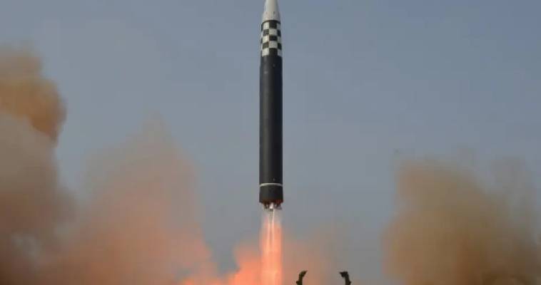 Ρωσία: Απειλεί με εκτόξευση διηπειρωτικού πυραύλου για το “μπλόκο” στον Λαβρόφ