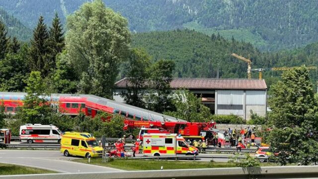 Εκτροχιασμός τρένου στη Βαυαρία - Τρεις νεκροί και δεκάδες τραυματίες,