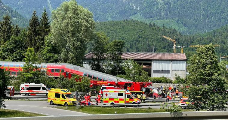 Εκτροχιασμός τρένου στη Βαυαρία - Τρεις νεκροί και δεκάδες τραυματίες,