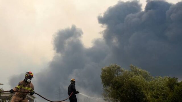 Εκτός ελέγχου οι φωτιές στη Λέσβο και τη Δαδιά Έβρου,