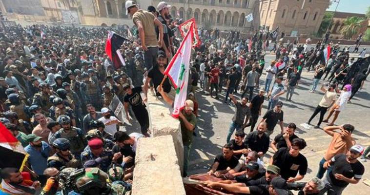 Στο χάος βυθίζεται το Ιράκ - Διαδηλωτές κατέλαβαν τη Βουλή,