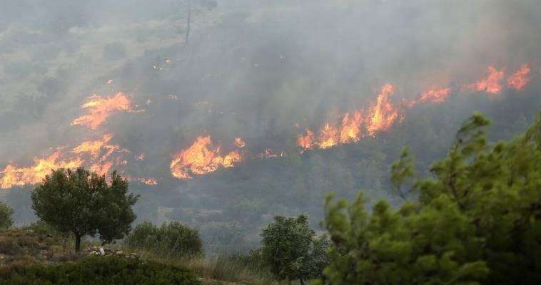 Συνεχίζεται η φωτιά στη Σάμο – Έρευνα για την τραγωδία με το πυροσβεστικό