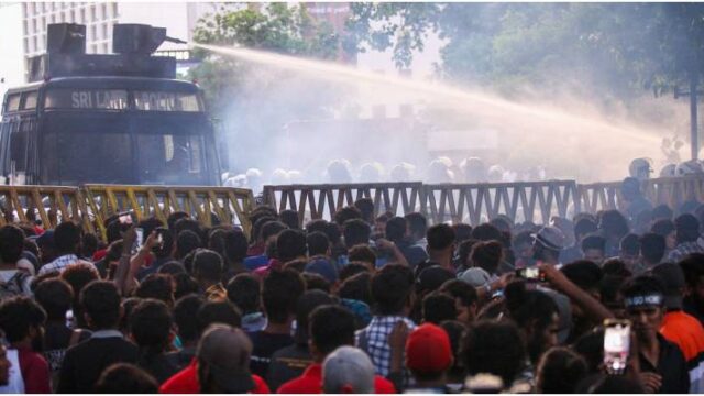Σε κατάσταση έκτακτης ανάγκης η Σρι Λάνκα – Χιλιάδες διαδηλωτές στους δρόμους