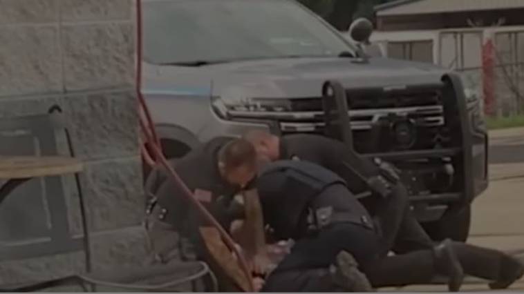 Άγριος ξυλοδαρμός 27χρονου από αστυνομικούς στο Άρκανσο (video),