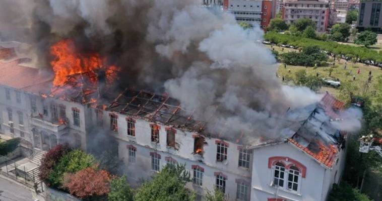 Εκκενώνεται λόγω φωτιάς το νοσοκομείο Βαλουκλή στην Κωνσταντινούπολη,
