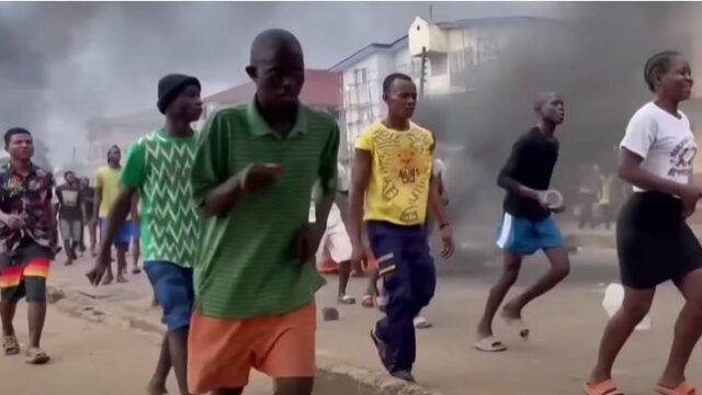 Φλέγεται η Σιέρα Λεόνε – Δεκάδες νεκροί σε διαδηλώσεις για την ακρίβεια (video)