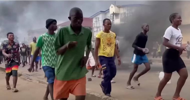 Φλέγεται η Σιέρα Λεόνε – Δεκάδες νεκροί σε διαδηλώσεις για την ακρίβεια (video)