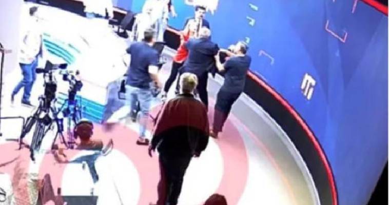 Τουρκία: Βουλευτής έσπασε στο ξύλο δημοσιογράφο στο στούντιο (video)