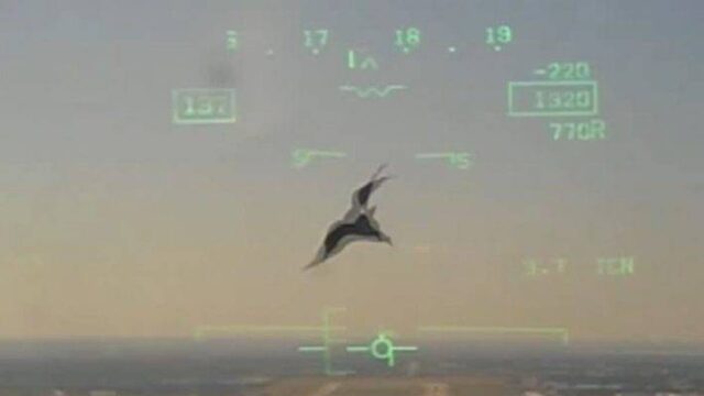 Καρέ-καρέ η συντριβή εκπαιδευτικού αεροσκάφους (video)