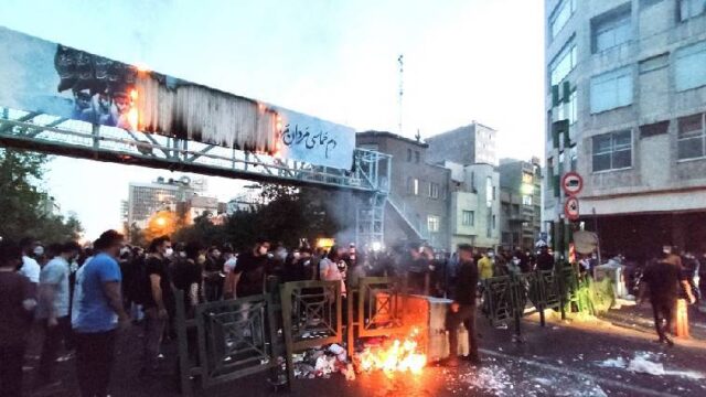 Πως έφτασε στο χάος το Ιράν με δεκάδες νεκρούς – "Νέκρωσαν" κινητά και sosial