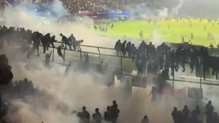 Τραγωδία με τουλάχιστον 120 νεκρούς σε ποδοσφαιρικό ματς στην Ινδονησία (video),