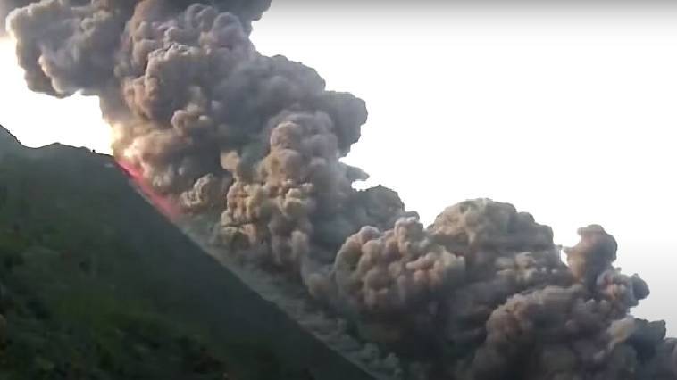 Εντυπωσιακά πλάνα από την έκρηξη στο ηφαίστειο Στρόμπολι (video)
