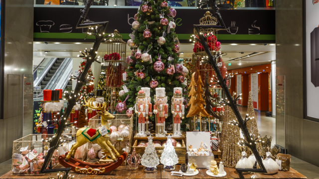 Σε εορταστικούς ρυθμούς η αγορά - Ξεκινούν καλάθια Χριστουγέννων και Αϊ Βασίλη